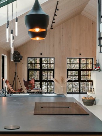 Svarta fönster med spröjs